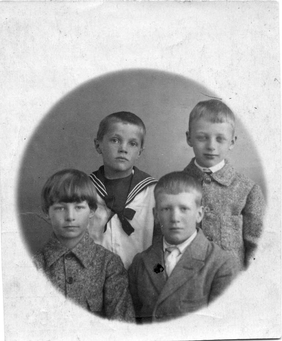 Porträtt med fyra pojkar.