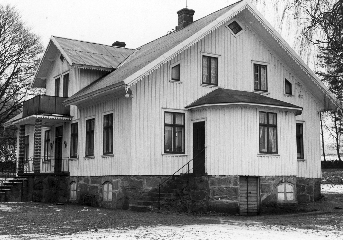 Ljungby sn, Ljungby församling. Kv Trustorp. Lantgård.
Motivtext foto 1-2: Ladugården.
Motivtext foto 3: Bostadshuset från 1884.
Motivtext foto 4: Arbetarbostad.