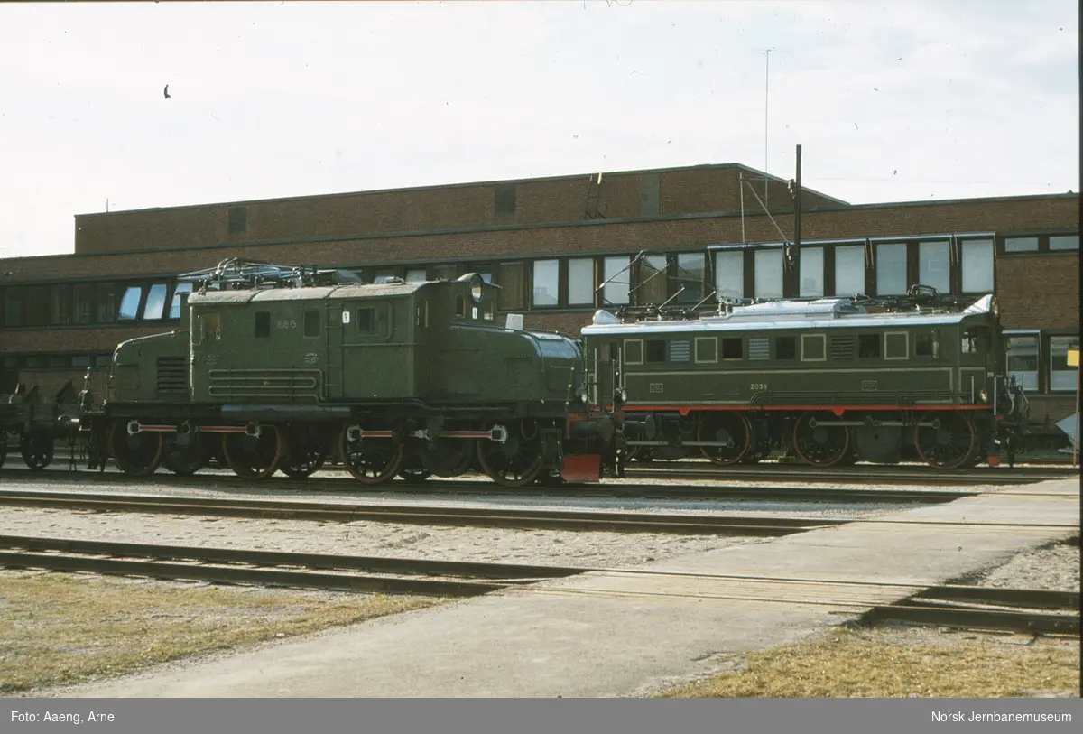 Rjukanbanens elektriske lokomotiv RjB 15 (t.v.) og elektrisk lokomotiv El 5 2039