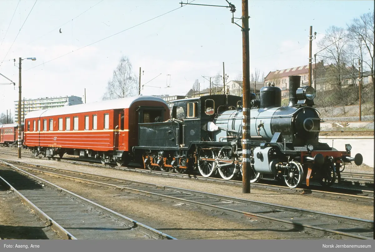 Damplokomotiv 21b 225 og kongevogn A1K 24001 i Lodalen i Oslo