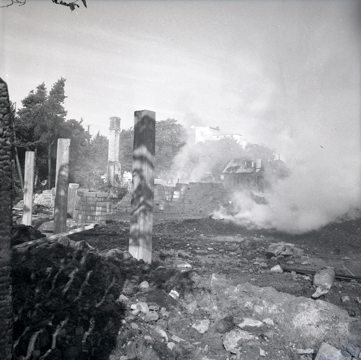 Ruinerna efter en brand hos Ludvigsson & Söner. Man misstänker att branden var anlagd.