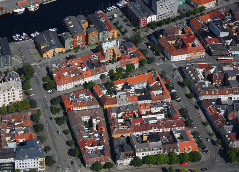 Flyfoto. Tordenskiolds gate til venstre og St. Olavs gate til høyre (2010). Foto: Trondheim Havn (Creative commons)