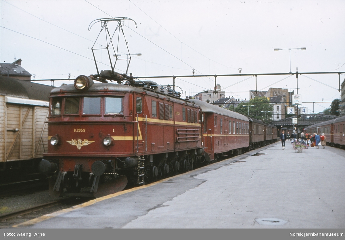 Elektrisk lokomotiv El 8 2059 med persontog i spor 3 på Oslo Vestbanestasjon
