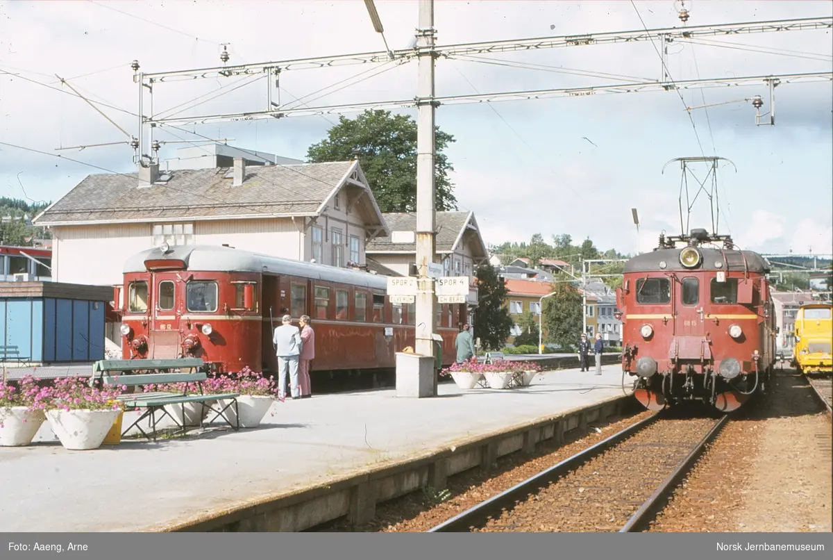 Persontog til Elverum, tog 1081, med dieselmotorvogn BM 86 12 (t.v.) og persontog til Charlottenberg, tog 1051, med elektrisk motorvognsett type 68A med motorvogn BM 68A 15 fremst, på Kongsvinger stasjon