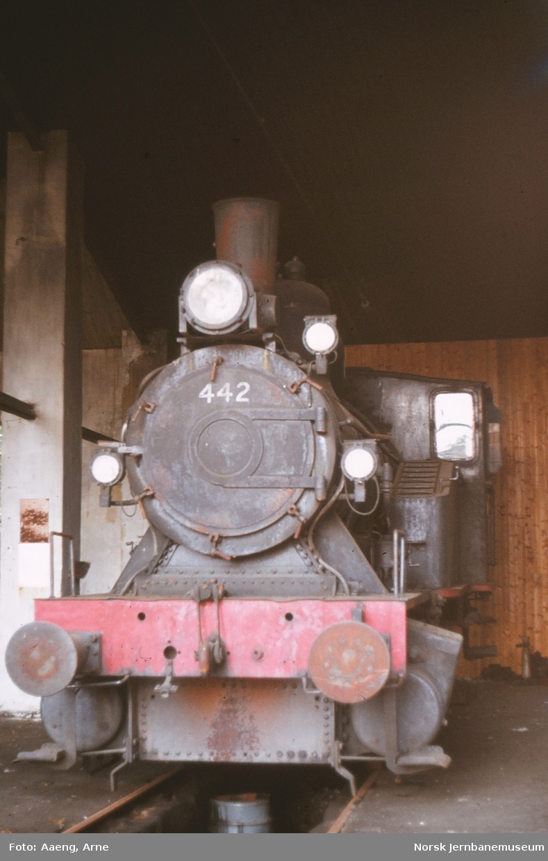 Utrangert damplokomotiv type 23b 442 i lokomotivstallen på Kornsjø stasjon