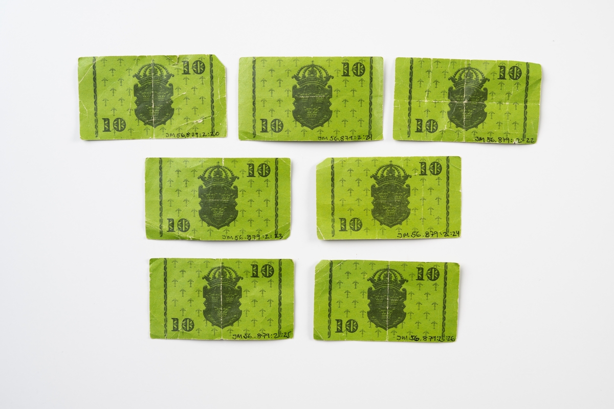 Leksakspengar, sedlar av papper i valörerna 100 kr (lila), 50 kr (ljusblå ), 10 kr (gröna) och 5 kr (gula). Tryckt text på båda sidor.

1. SVERIGES RIKSBANK ETTHUNDRA KRONOR, 1951, bild av Gustav Vasa, 10 st.
2. SVERIGES RIKSBANK FEMTIO KRONOR, 1950, bild av Gustav Vasa, 9 st.
3. SVERIGES RIKSBANK TIO KRONOR, 1951, bild av Gustav Vasa, 7 st.
4. SVERIGES RIKSBANK FEM KRONOR, 1951, bild av Gustav Vasa, 6 st.

Se vidare Historik