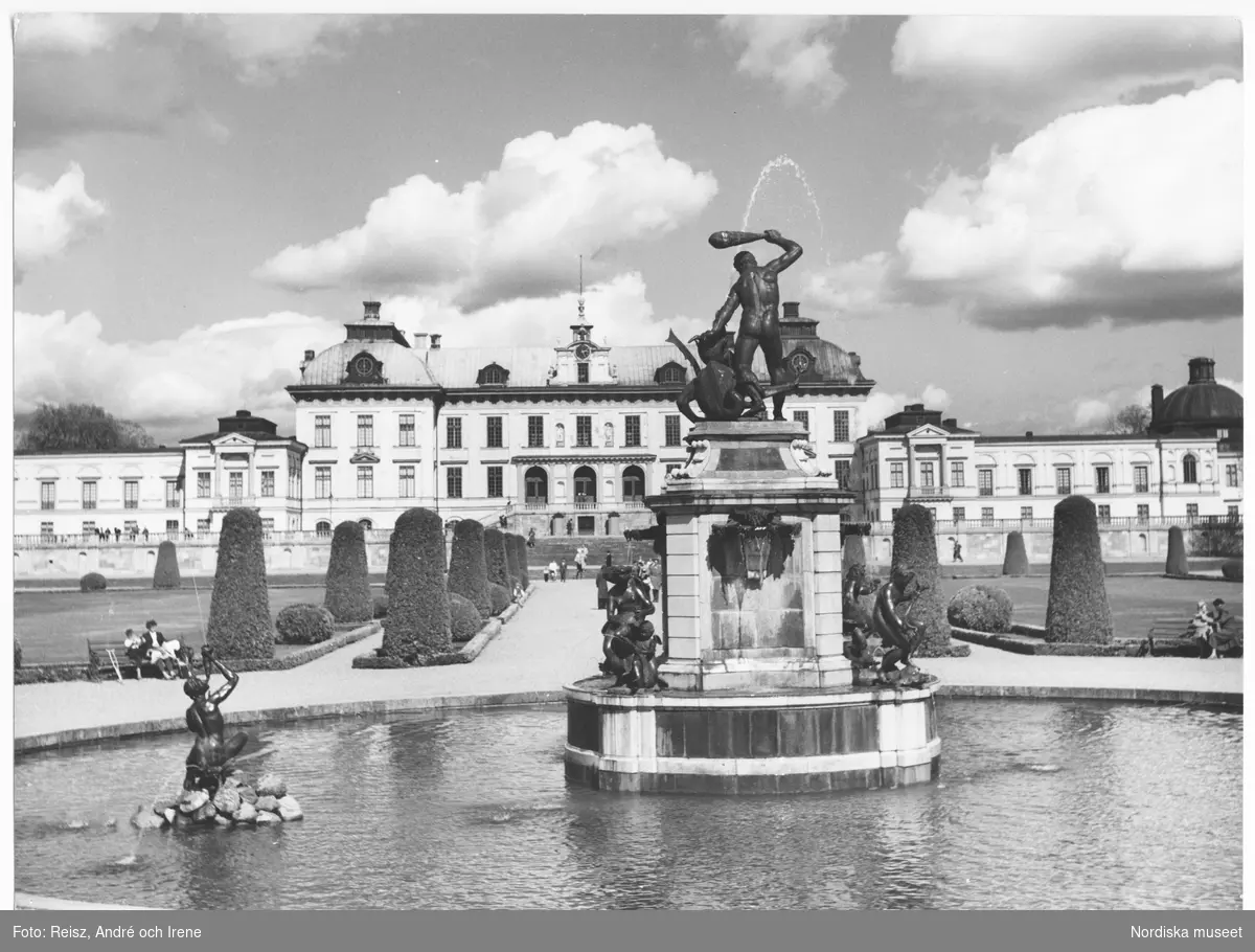 Stockholm. Drottningholms slott, parken med besökare. I förgrunden Herkulesfontänen med bronsskulpturer av Adriaen de Vries en av barockens mest framstående skulptörer.