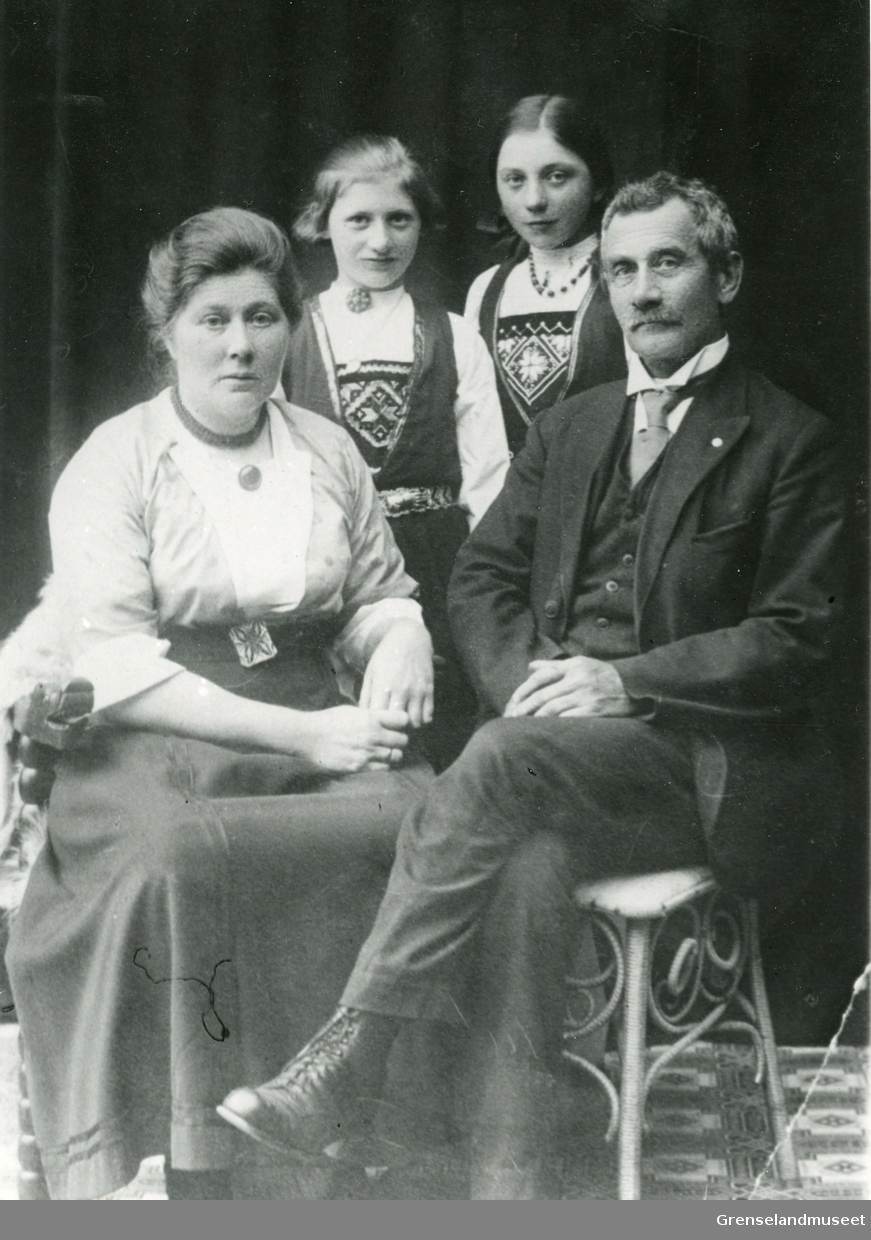 Ole Treelstad med familie. Ola var lærer i Sør-Varanger og skolestyreformann i 1912. 