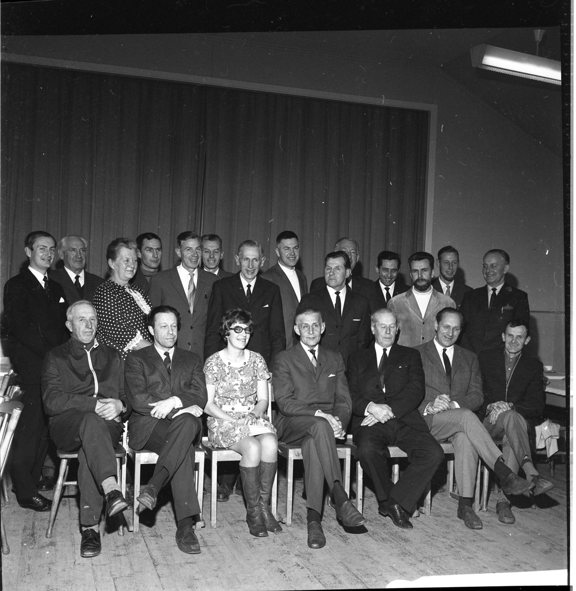 En grupp på 21 personer varav två kvinnor och resten män. De står i två rader varav den första raden är sittande.