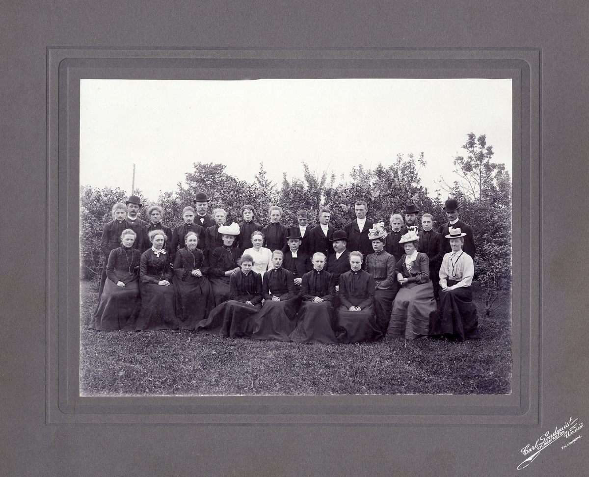 Konfirmander och lärare vid Växjö dövstumskola 1903. 
Man har samlats på skolgården tillsammans med konfirmationsprästen.