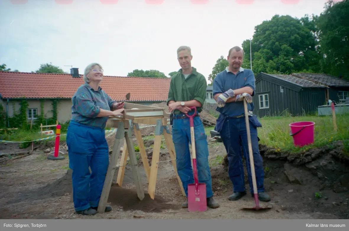 Arkeologisk undersökning. Från vänster: Hella Schulze, Per Thorén och Lars Svensson.