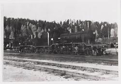 Damplokomotiv 18c 213 og 18c 245 utenfor lokomotivstallen på