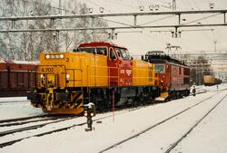 Diesellokomotiv Di 8 702 og elektrisk lokomotiv El 14 på Høn