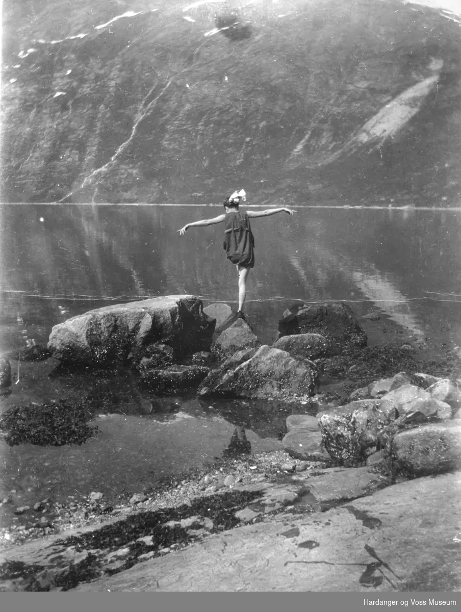 Kvinne ved fjorden