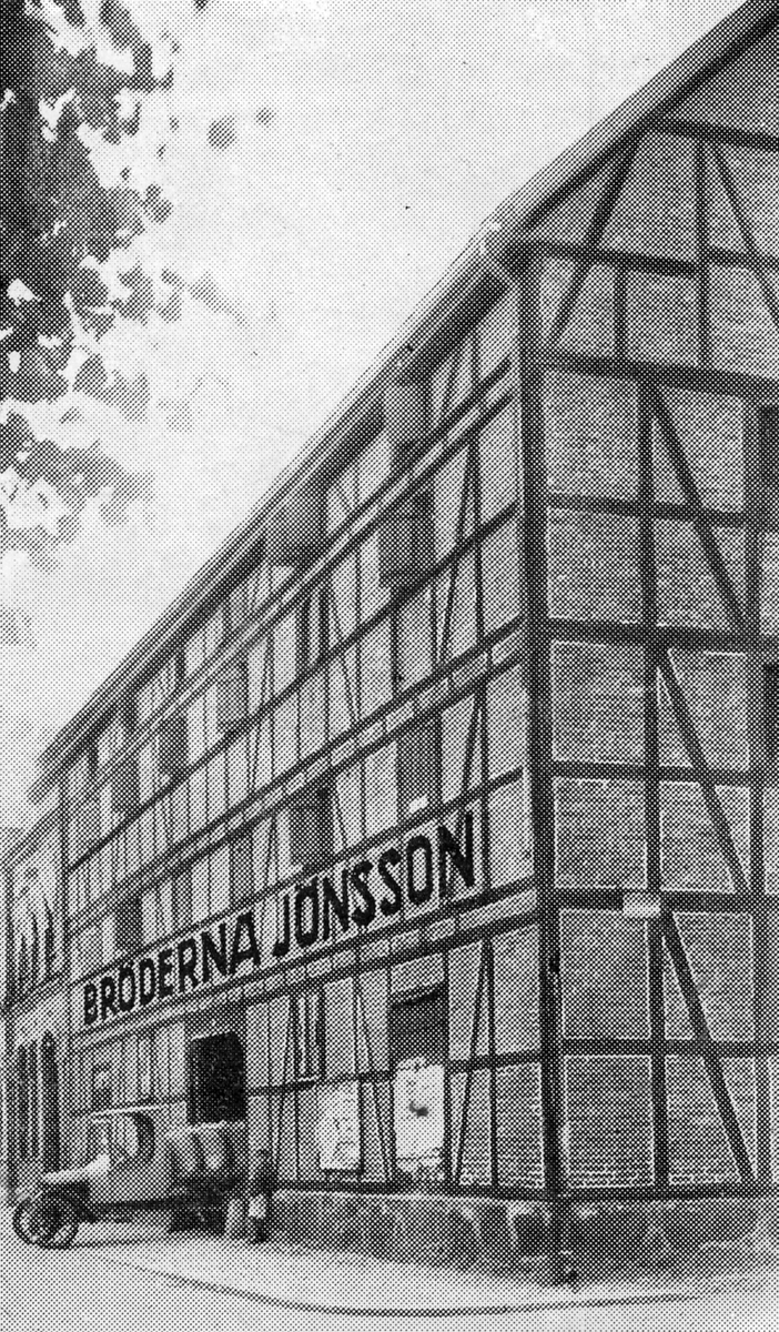 Bild 1: Magasinbyggnad- nu Elverket. 
       Se " Boken om halmstad" sidan 154. 
Bild 2: Hamngatan 41, Korsvirkeshuset revs 1939-40 för att ge plats åt           Elverkets nybyggnad.
