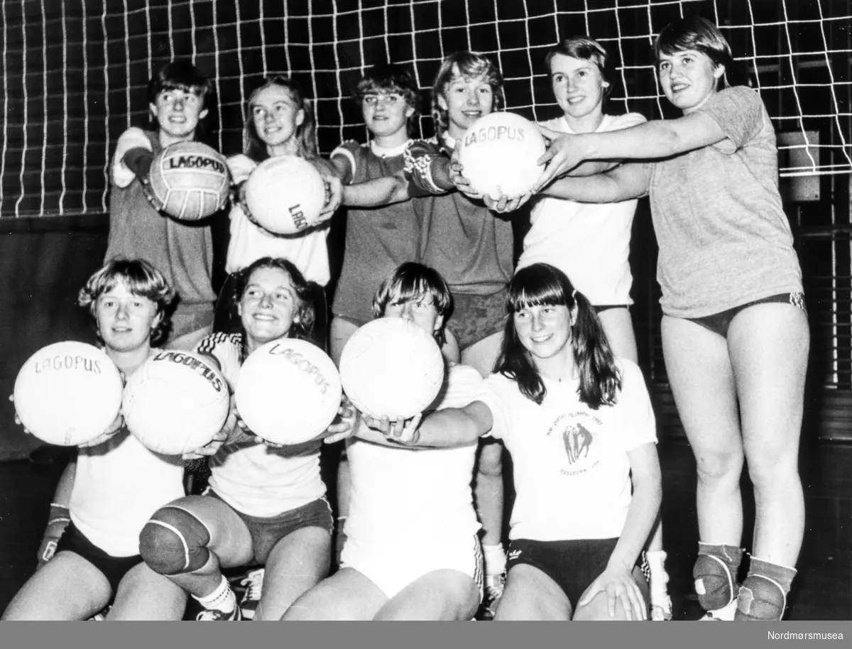 Lagopus. Volleyball. Bildet er fra avisa Tidens Krav sitt arkiv i tidsrommet 1970-1994. Nå i Nordmøre museums fotosamling.