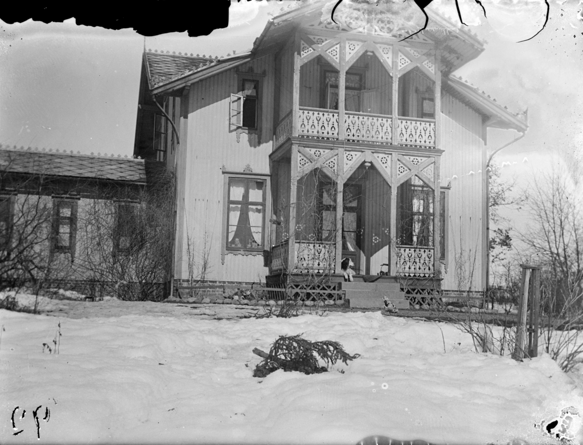 Larbråten, Hulda og Arne Garborgs hjem. Hus med bordkledning og inngangsparti med balkong med mye dekor i sveitserstil.