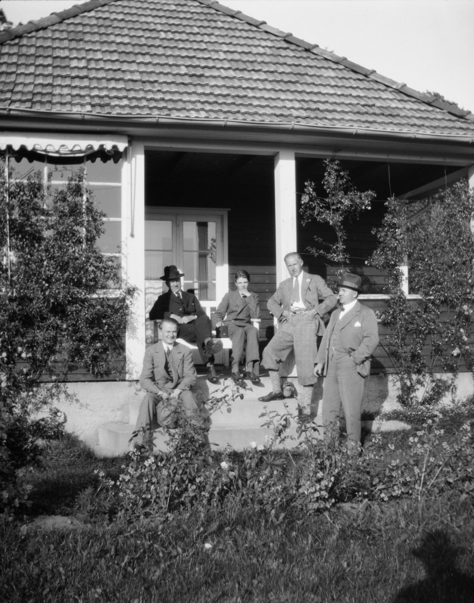 Fem menn foran et hus i Kristiansand: Harald, Trygve, Gunnar Bjørkman, Helge og Ingvar. Ukjent hvem som er hvem.