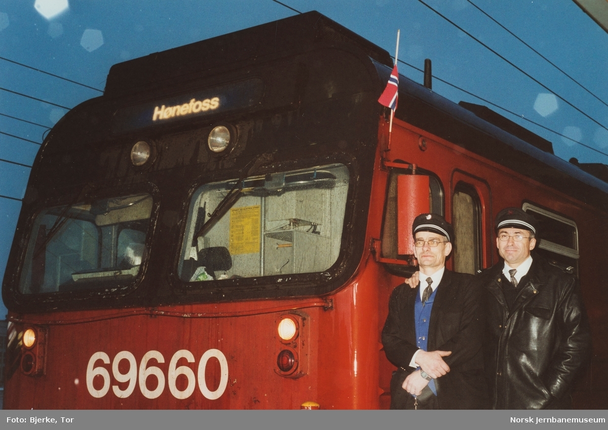 Ombordansvarlig Gunnar Antonsen og lokomotivfører Tor Bjerke foran styrevogn BS 69660 på Hønefoss stasjon. Dette var siste ordinære lokaltog på Randsfjordbanen