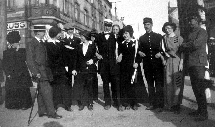 Ukjent gruppe personer på torvet 17. mai 1914