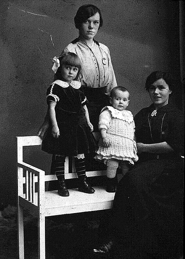 Bjerke, Olga med to døtre og Marie Krogfoss
