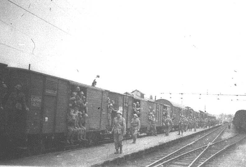 Soldater ankommer med tog til Sarpsborg jernbanestasjon i 1945