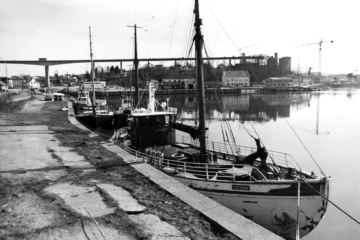 Skøyter i havn ved Spikeren i Sannesund - 2