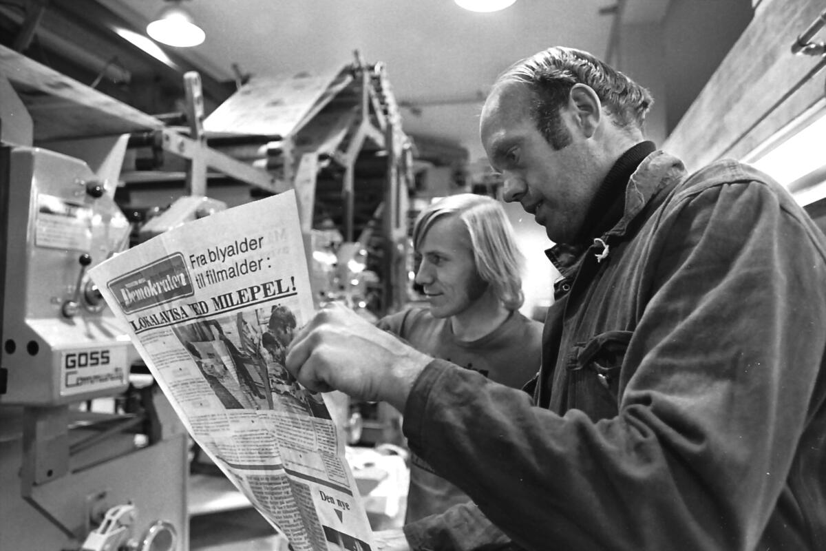 Sarpsborg Arbeiderblad trykker sin første avis på den nye offsetpressa. September 1976. Trykkerne Harald Eriksen og Kjell Zachariassen studerer resultatet.