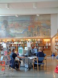Brukere ved Internettmaskiner i Sarpsborg hovedbibliotek