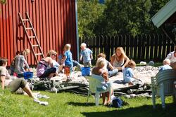 Barn praktiserer og lærer arkeologi på Borgarsyssel museum