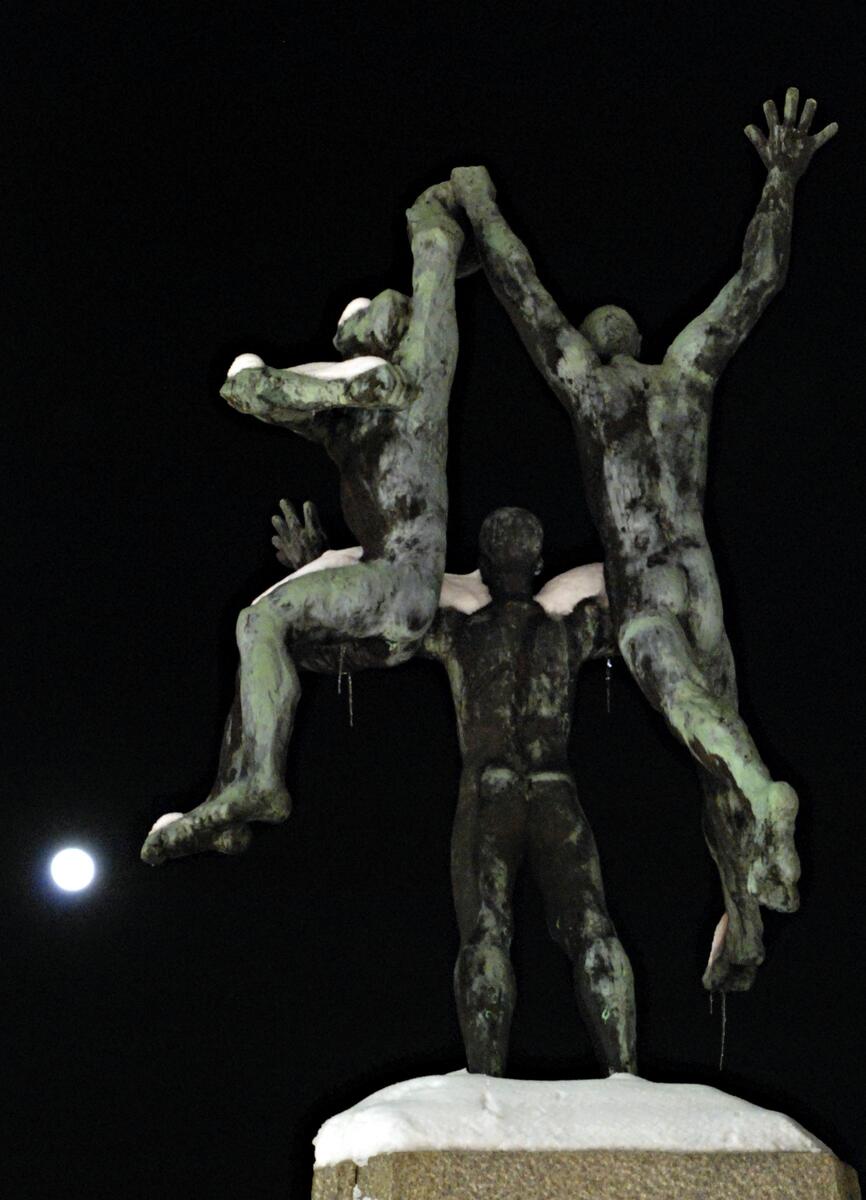 Skulpturen Idrettsmonumentet av Arnold Haukeland ved Sarpsborg stadion