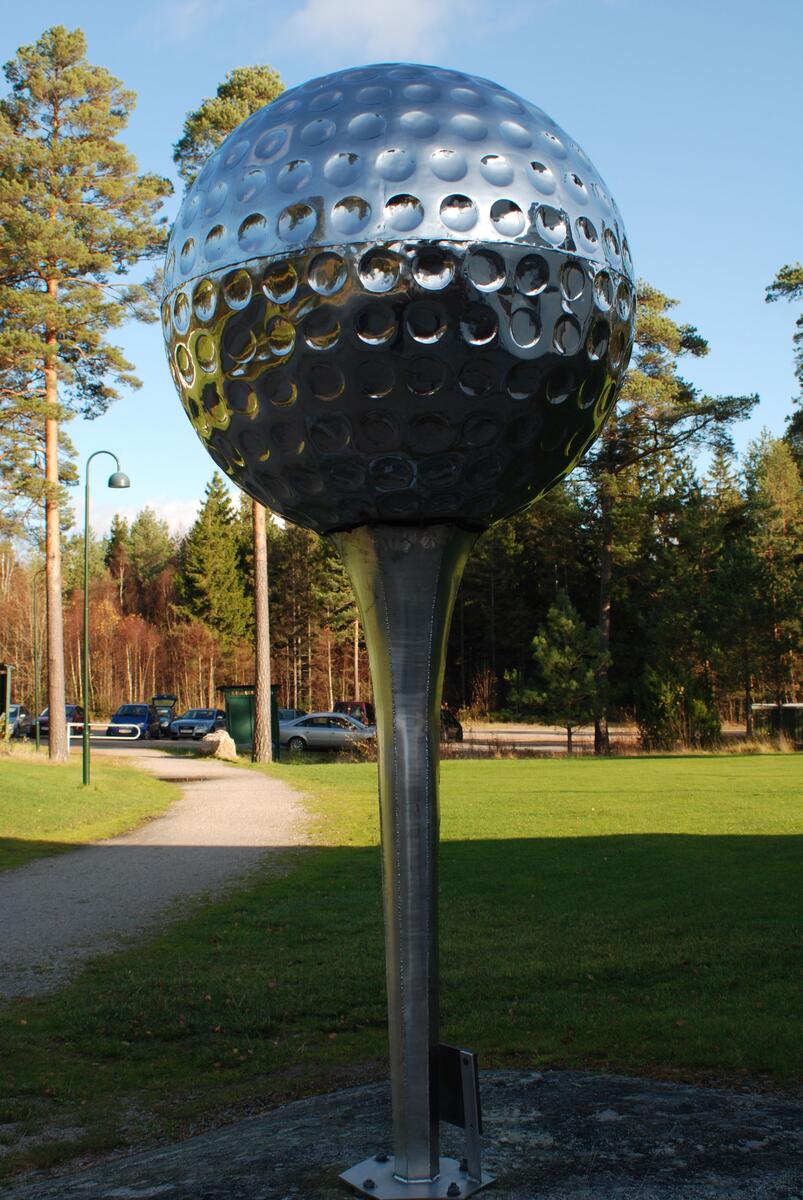 Skulptur av golball på Hevingen golfpark