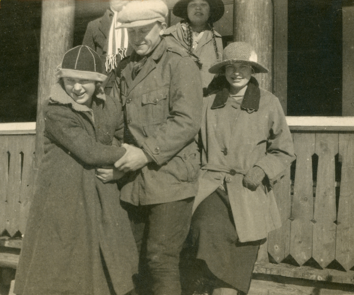 Seks bilde frå Losjehytta på vinters tid, tatt 1925.