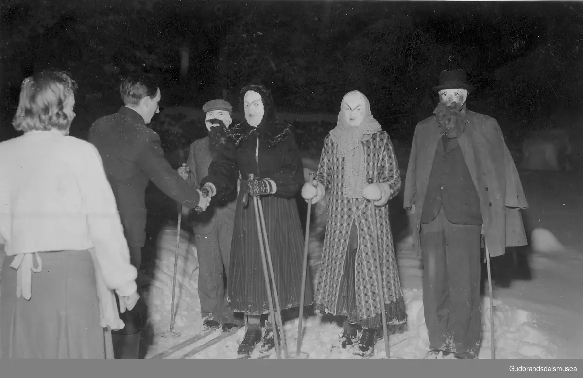 Aase Hosar (f. Ødegård 1919) og Per Hosar (f. 1917) ynskjer eit julbukkfylgje velkomne til Pollfoss