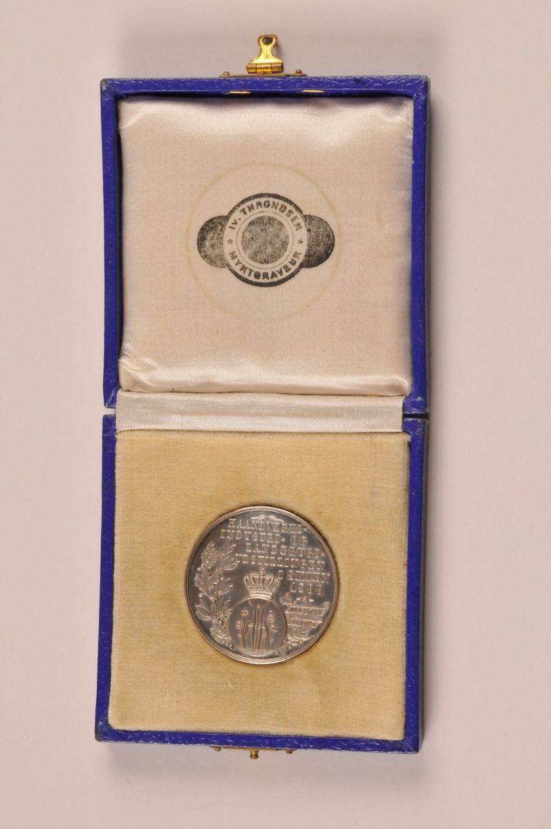 Medalje frå Amtsudstillingen i Skien, 1899. Ligg i etui.