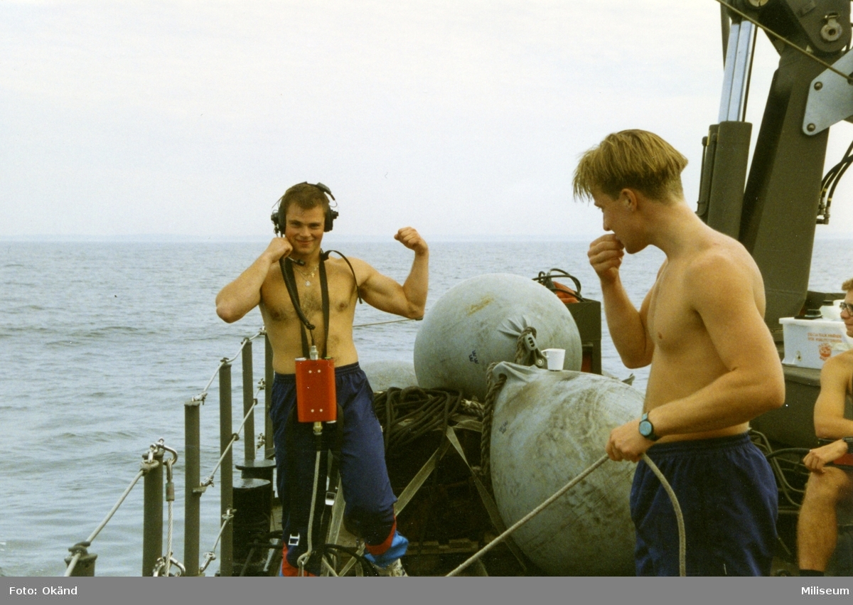 Åke Bilund och Roger Fast assisterar vid 40-m dyket 2 sjömil söder om Hanö.