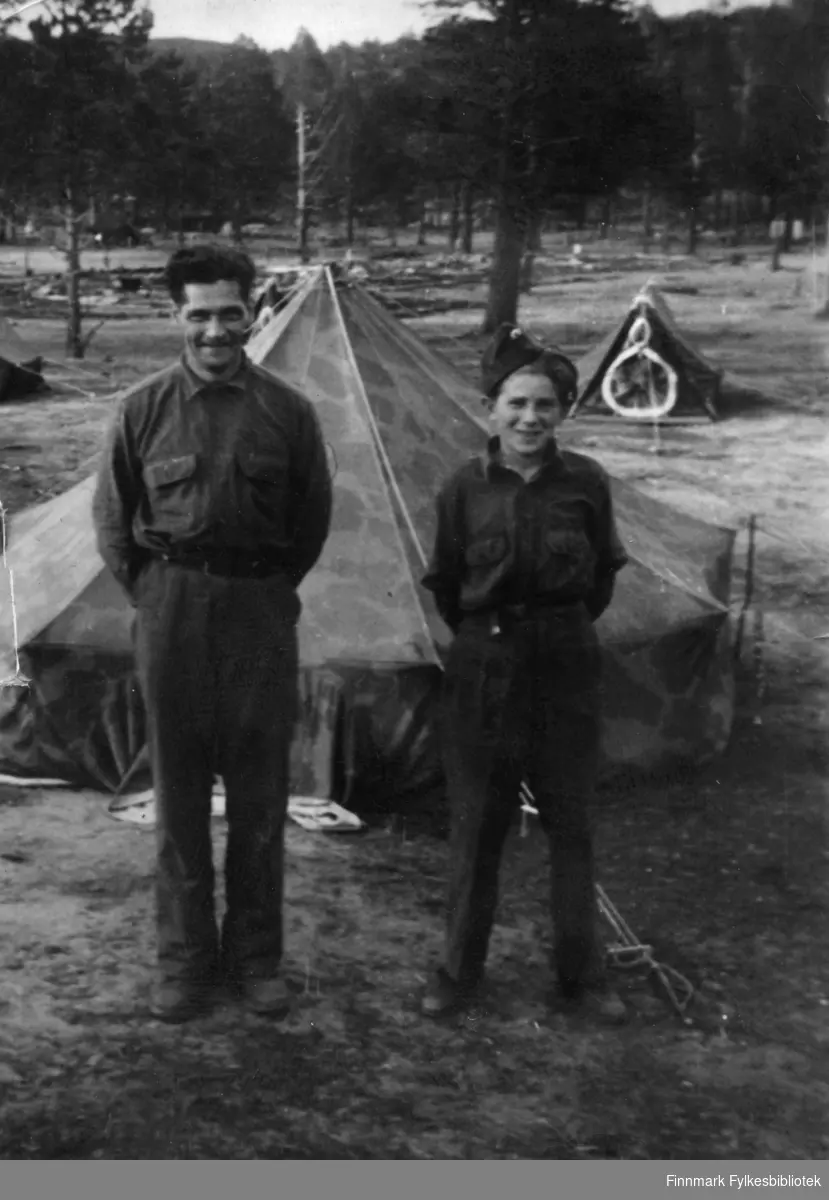 Fra venstre: Sverre Samuelsen, og Martin Seljemo. Begge fra Bjørnevatn. De står foran et telt. I bakgrunnen er det flere telt. Bildet er tatt på Skoganvarre i 1945. Krigen sluttet mens disse soldatene var der. Martin Seljemo var en av landets yngste soldater, med våpen