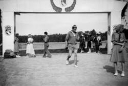 Ved inngangsporten til AUF-leiren i Åbo i Finland, 1949. Fle