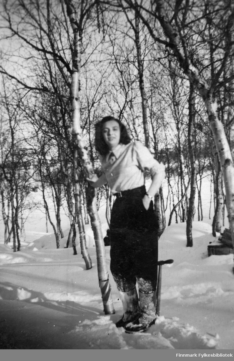 Elsa Olsen fra Bjørnevatn fotografert ute i snøen. Det er trær i bakgrunnen