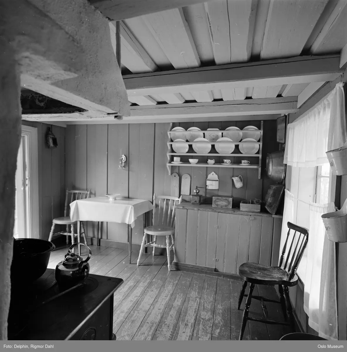 Norsk Folkemuseum, bolighus fra Enerhaugen, arbeiderbolig, interiør, kjøkken, tallerkenhylle