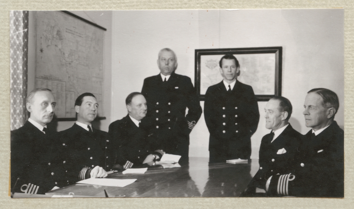 Sju sjöofficerare, därav flera kommendörer har samlats till ett möte på kontoret.