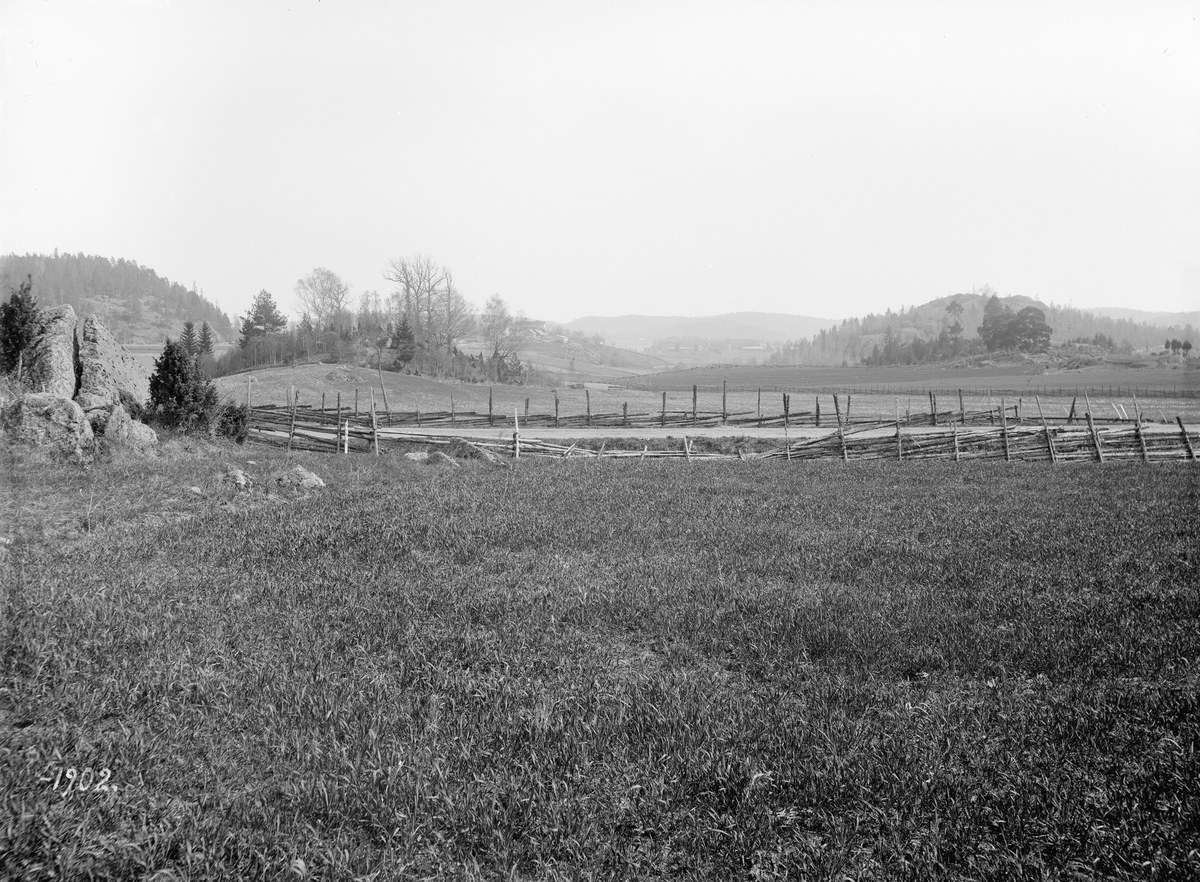 Utblick från Mårdbergets rand i trakten av Slätmon i Västra Eneby. Vy mot söder med Berga by till vänster om bildens mitt och Tjustad i fondens dis.
