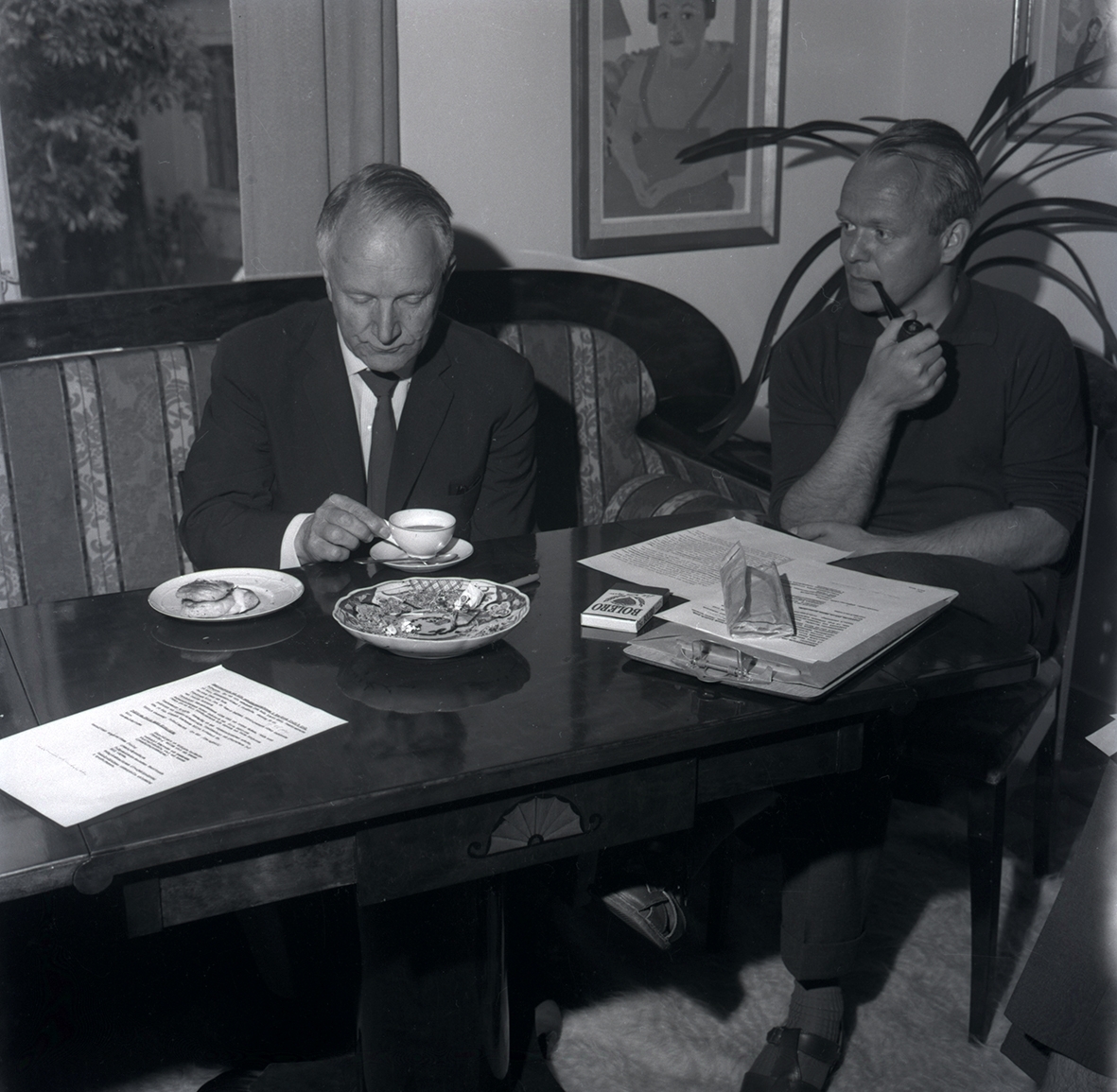 Gunnar Hedlund i Rådom. Fikar i Byxelkrok med ett par personer