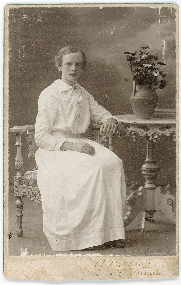 Kabinettsfotografi - ung kvinna, Uppsala 1915