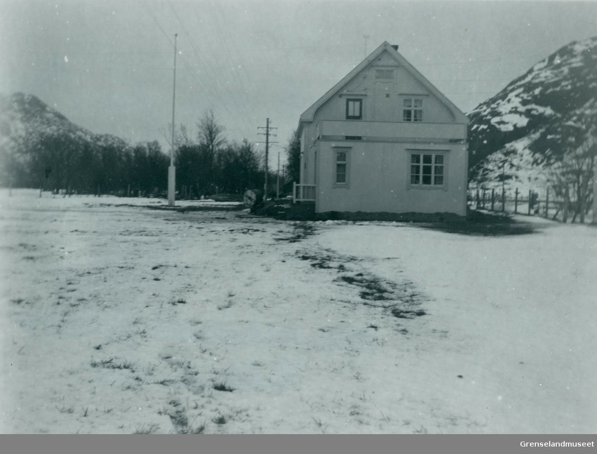 Poståpneriet i Emil Hansliens hus "Brækkan" i Grense Jakobselv fra 1956.