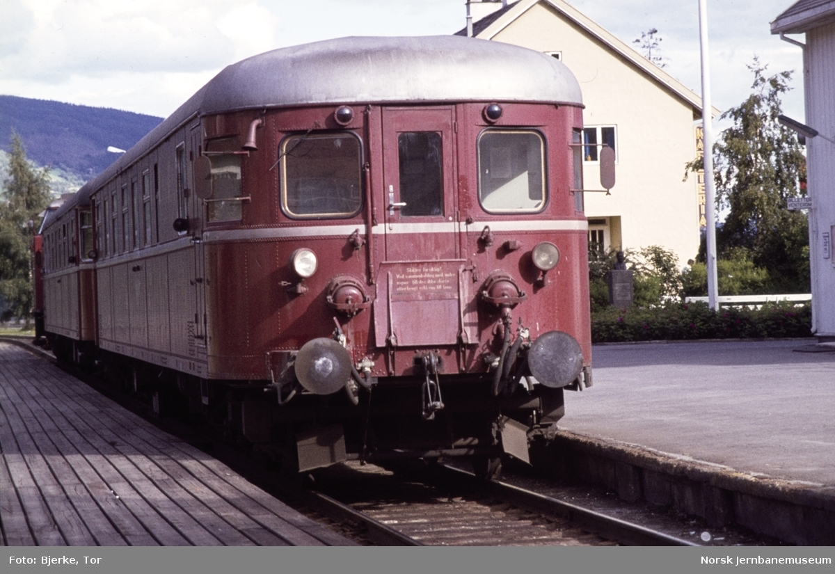 Diesellokomotiv Di 2 med søndagstoget til Eina, tog 286, på Fagernes stasjon
