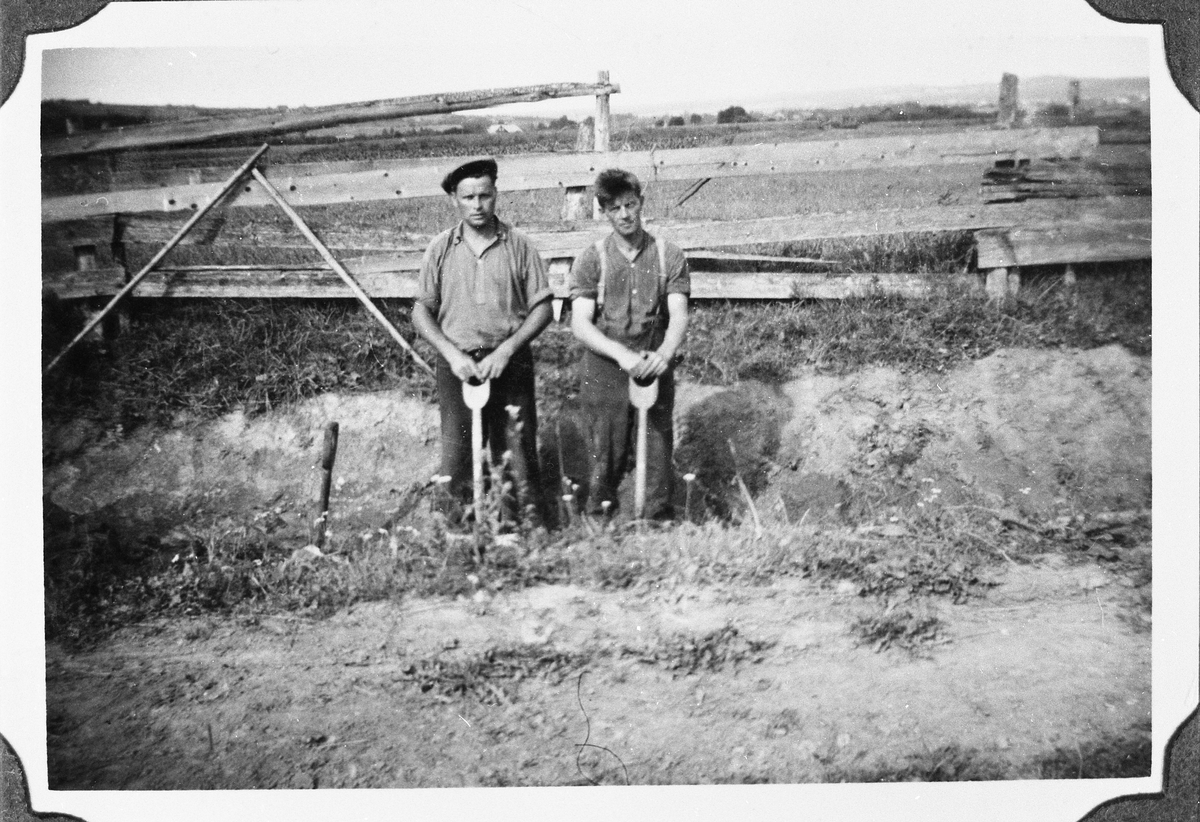 Gårdsarbeide på gården Rogneby, Østre Toten, 1935. Til venstre Laurits Pedersen, til høyre Sigurd Olsen.