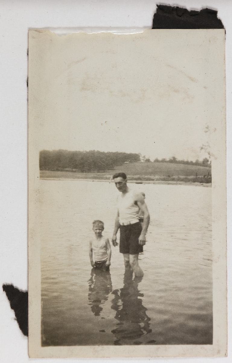 En gutt og Bjarne Fixdal står i vannkanten i Beverly Lake, i utkanten av Chicago.