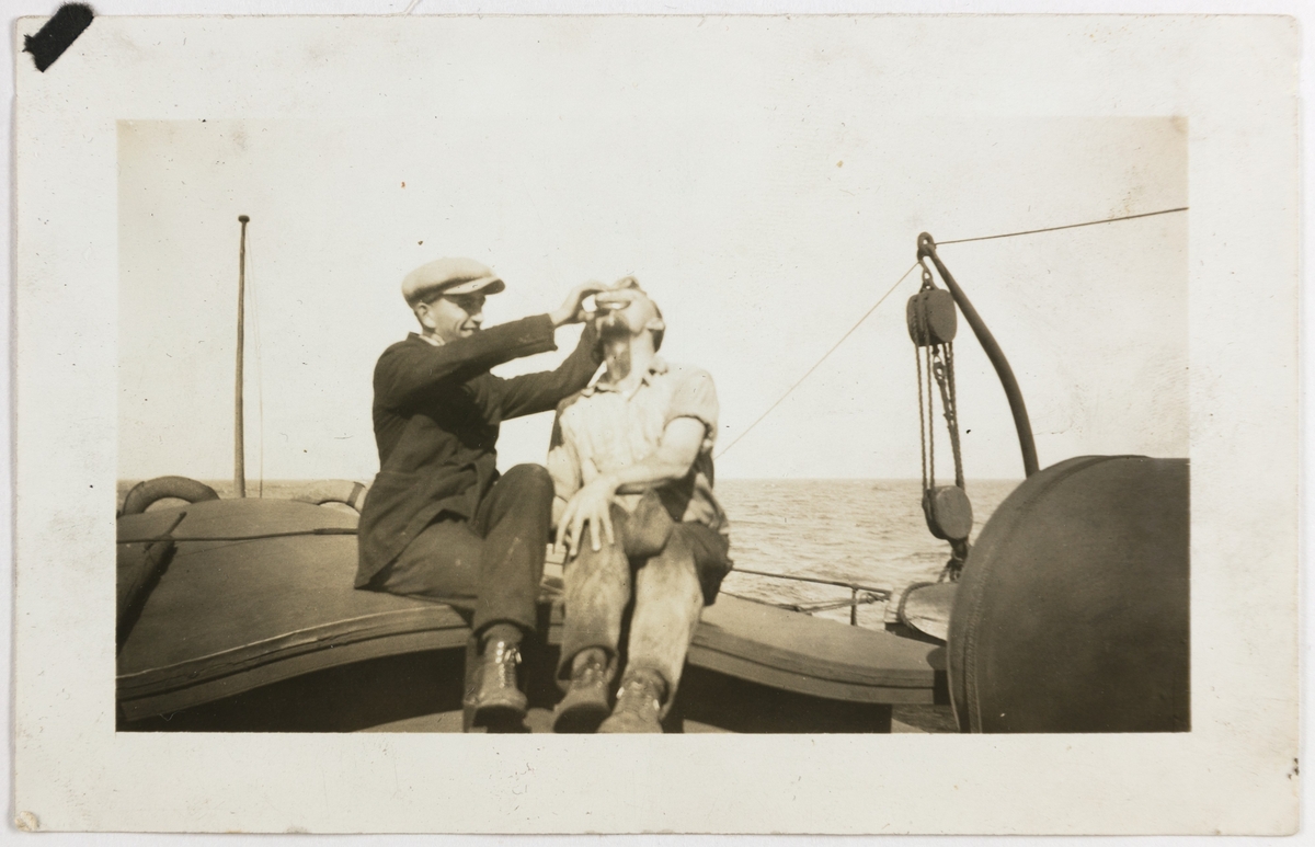 Kalle (t.v.) og en til drikker i baugen på et skip på Lake Michigan, USA.
