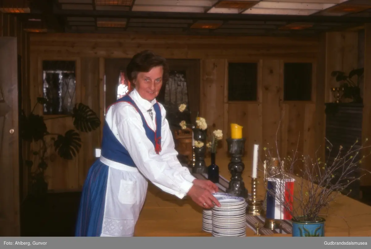 Vågå 1976
Inger Berg i matsalen, Villa Hotell